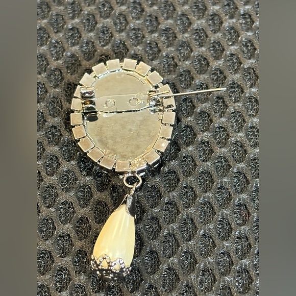 Vintage Cameo Brooch Pin with Sparkling Pink Rhinestones - Picture 7 of 9